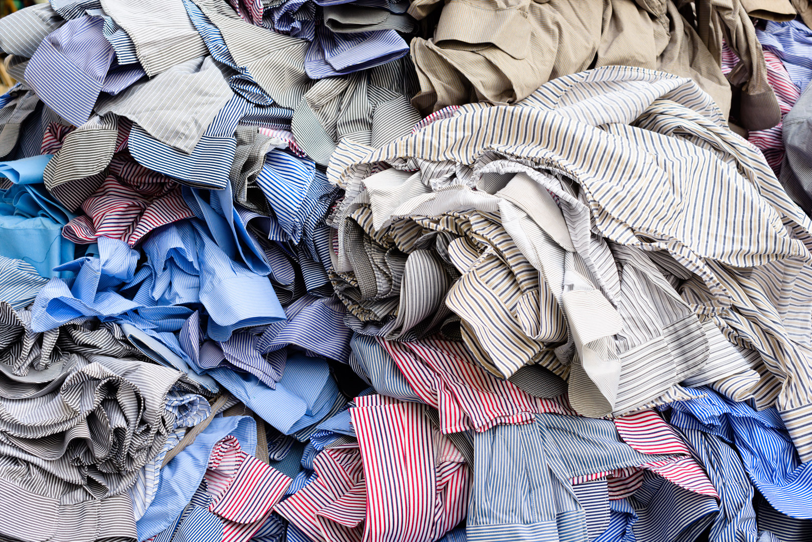 Sostenibilidad en la Industria Textil: El Papel Vital de la Recogida y el Reciclaje